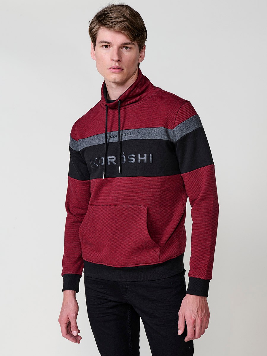 Sudadera de hombre en color rojo con cuello alto ajustable mediante cordón. Tejido mezcla de algodón y poliéster para estilo y comodidad.