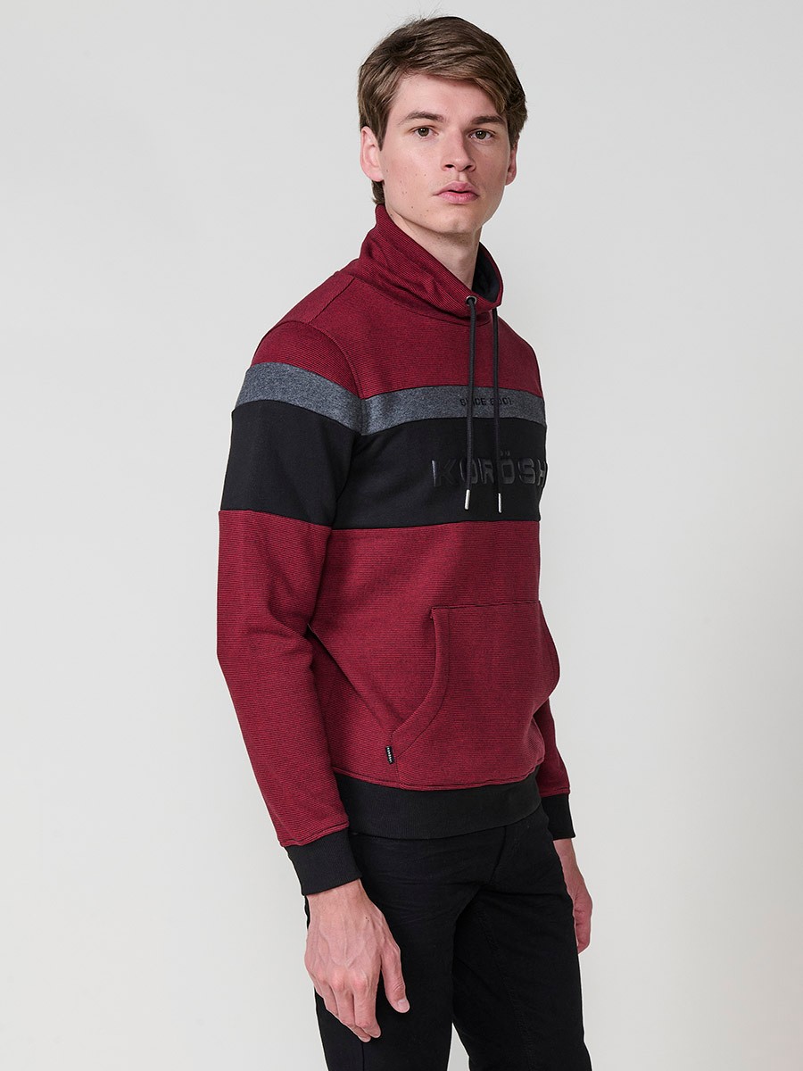 Sudadera de hombre en color rojo con cuello alto ajustable mediante cordón. Tejido mezcla de algodón y poliéster para estilo y comodidad.