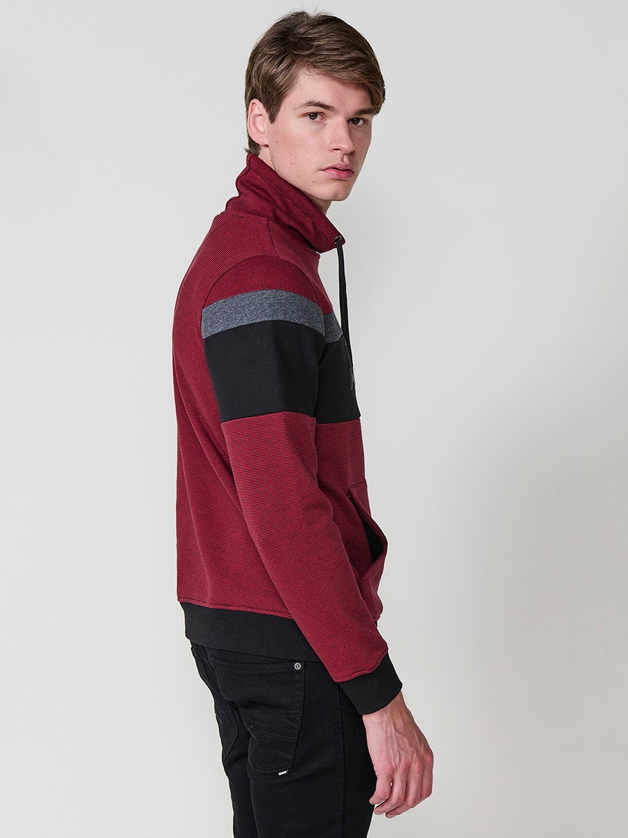 Sudadera de hombre en color rojo con cuello alto ajustable mediante cordón. Tejido mezcla de algodón y poliéster para estilo y comodidad.