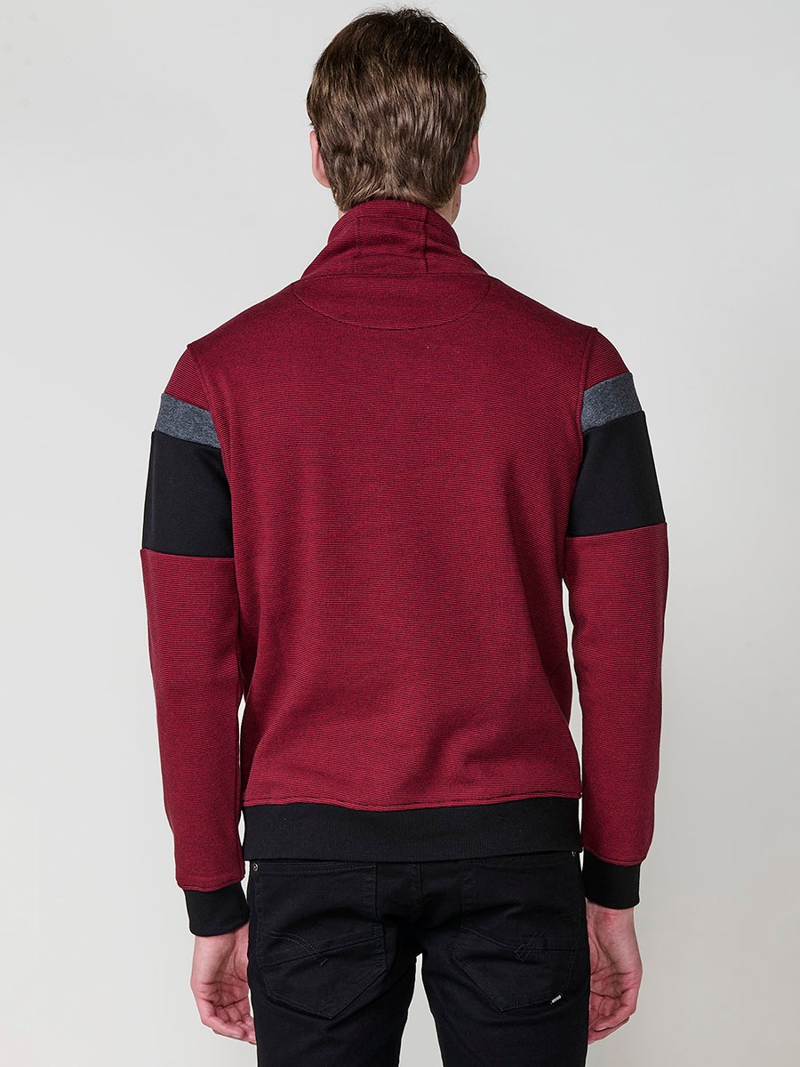 Sudadera de hombre en color rojo con cuello alto ajustable mediante cordón. Tejido mezcla de algodón y poliéster para estilo y comodidad.
