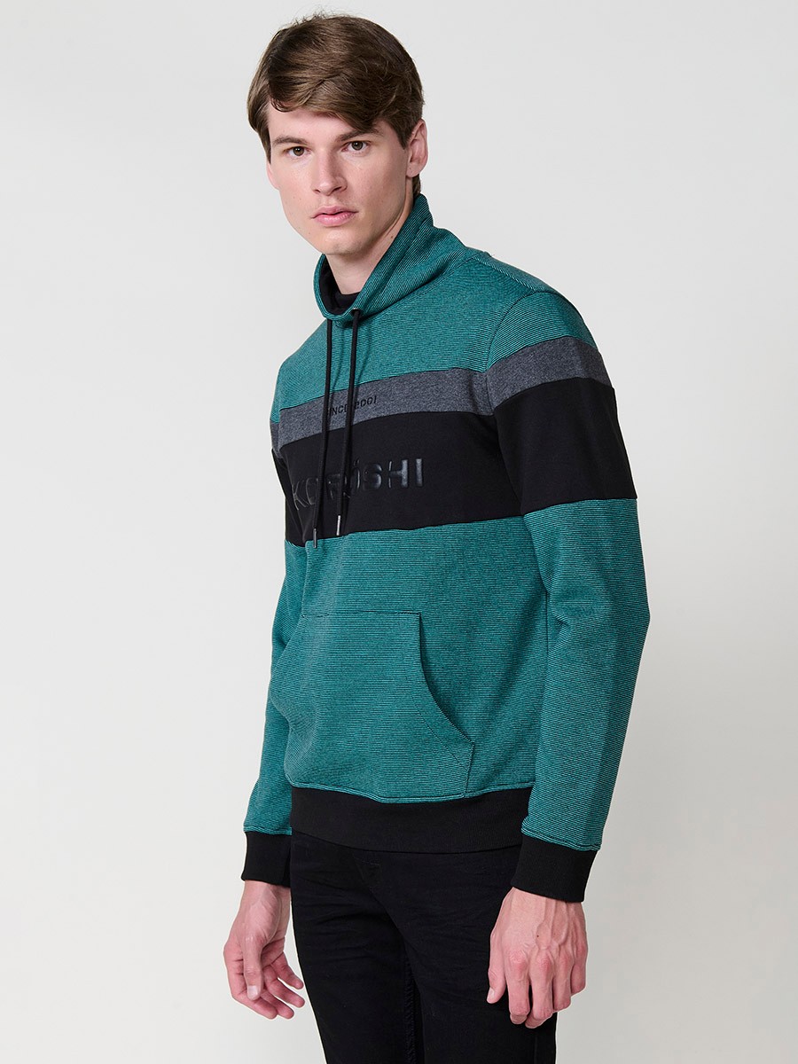 Sudadera de hombre en color menta con cuello alto ajustable mediante cordón. Tejido mezcla de algodón y poliéster para confort y estilo moderno.