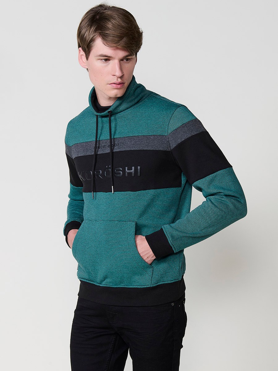 Sudadera de hombre en color menta con cuello alto ajustable mediante cordón. Tejido mezcla de algodón y poliéster para confort y estilo moderno.