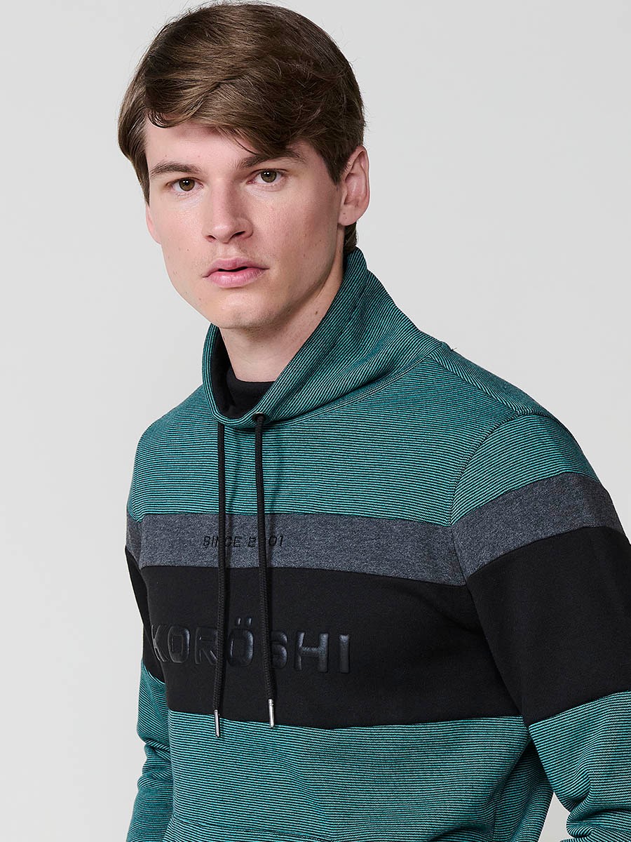 Sudadera de hombre en color menta con cuello alto ajustable mediante cordón. Tejido mezcla de algodón y poliéster para confort y estilo moderno.