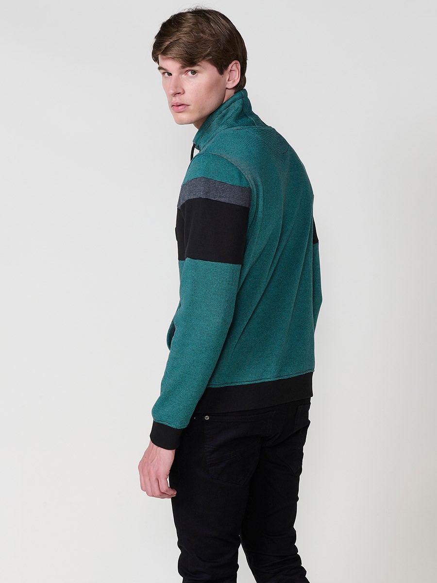 Sudadera de hombre en color menta con cuello alto ajustable mediante cordón. Tejido mezcla de algodón y poliéster para confort y estilo moderno.