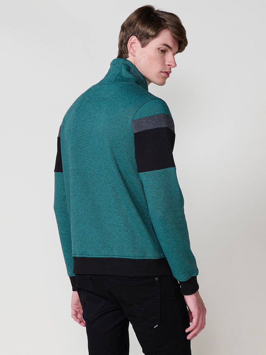 Sudadera de hombre en color menta con cuello alto ajustable mediante cordón. Tejido mezcla de algodón y poliéster para confort y estilo moderno.