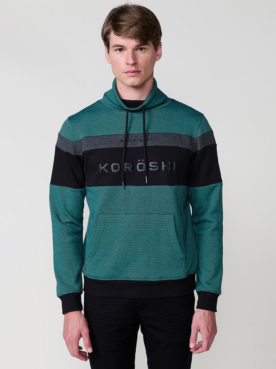 Sudadera de hombre en color menta con cuello alto ajustable mediante cordón. Tejido mezcla de algodón y poliéster para confort y estilo moderno.
