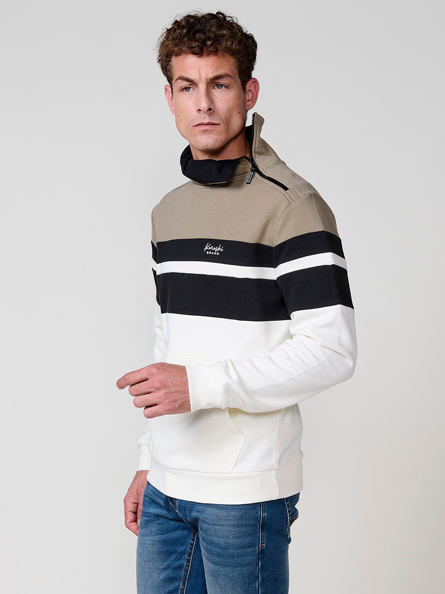 Sudadera de hombre en color negro con cuello alto y cremallera. Tejido mezcla de algodón y poliéster que aporta comodidad, resistencia y estilo urbano.