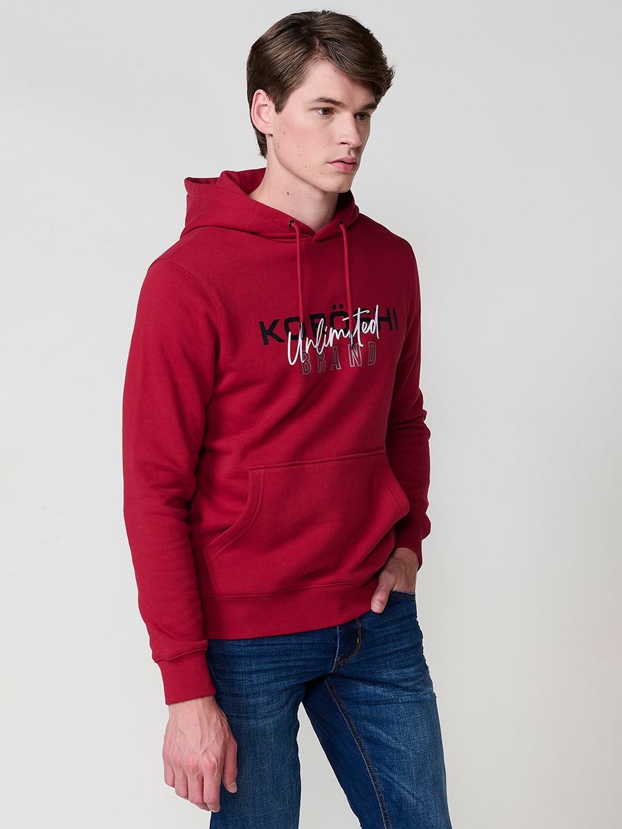 Sudadera de hombre en color rojo con capucha. Tejido mezcla de algodón y poliéster que aporta comodidad, resistencia y un estilo urbano moderno.