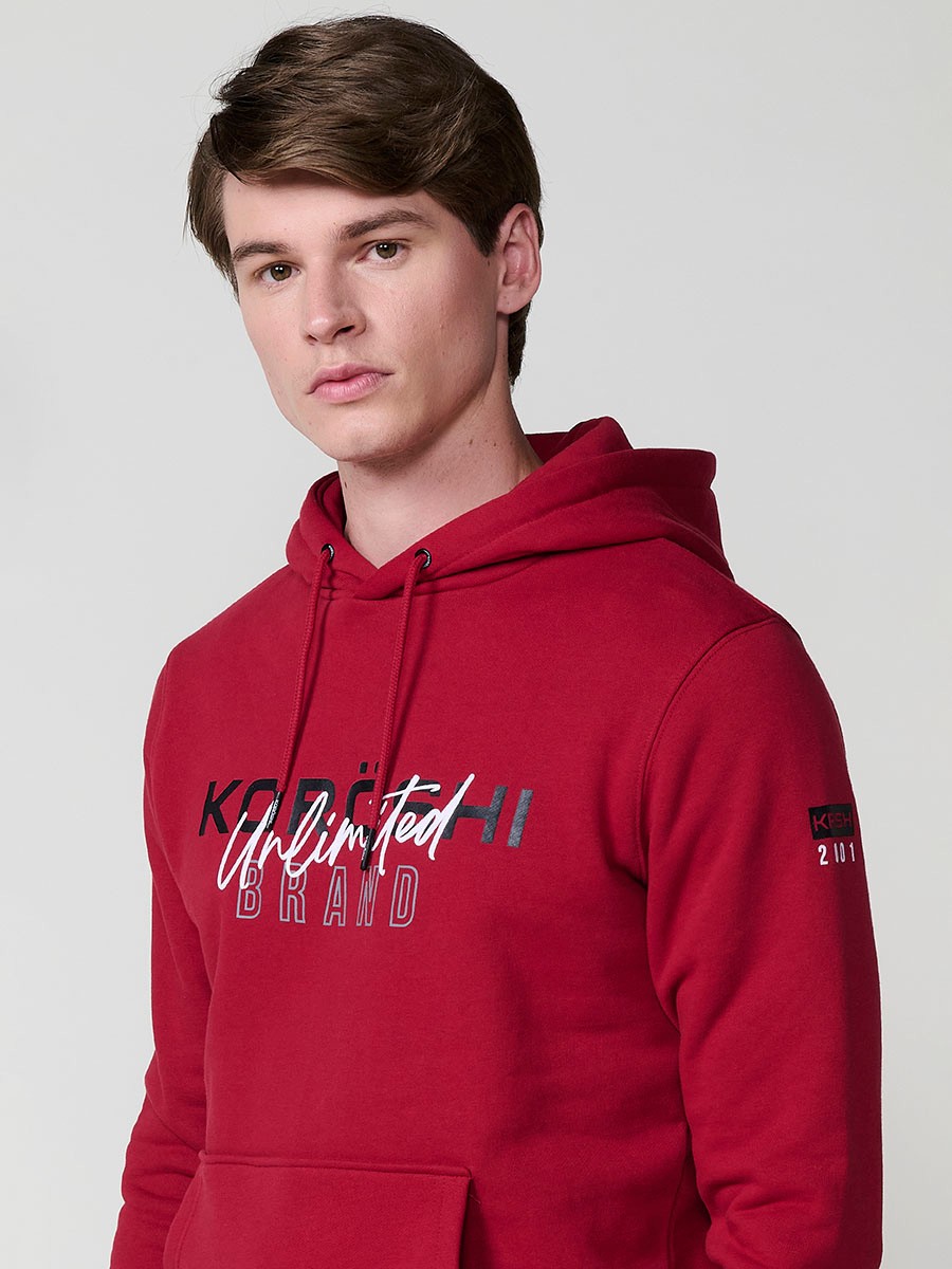 Sudadera de hombre en color rojo con capucha. Tejido mezcla de algodón y poliéster que aporta comodidad, resistencia y un estilo urbano moderno.