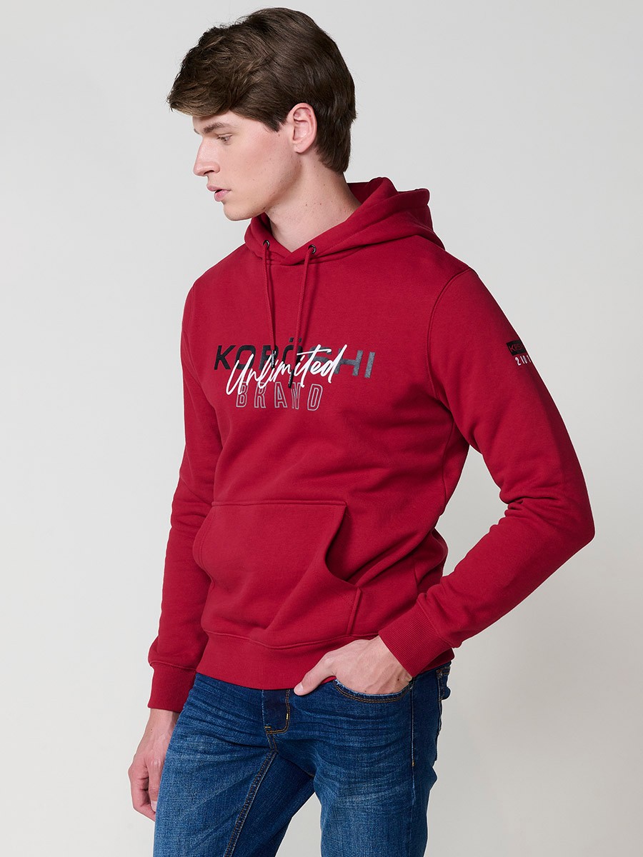 Sudadera de hombre en color rojo con capucha. Tejido mezcla de algodón y poliéster que aporta comodidad, resistencia y un estilo urbano moderno.