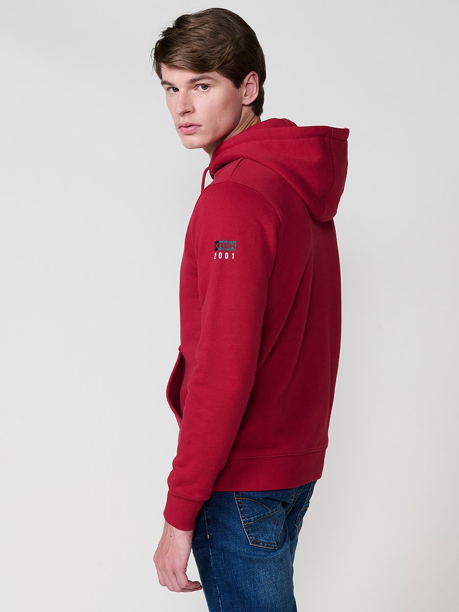 Sudadera de hombre en color rojo con capucha. Tejido mezcla de algodón y poliéster que aporta comodidad, resistencia y un estilo urbano moderno.