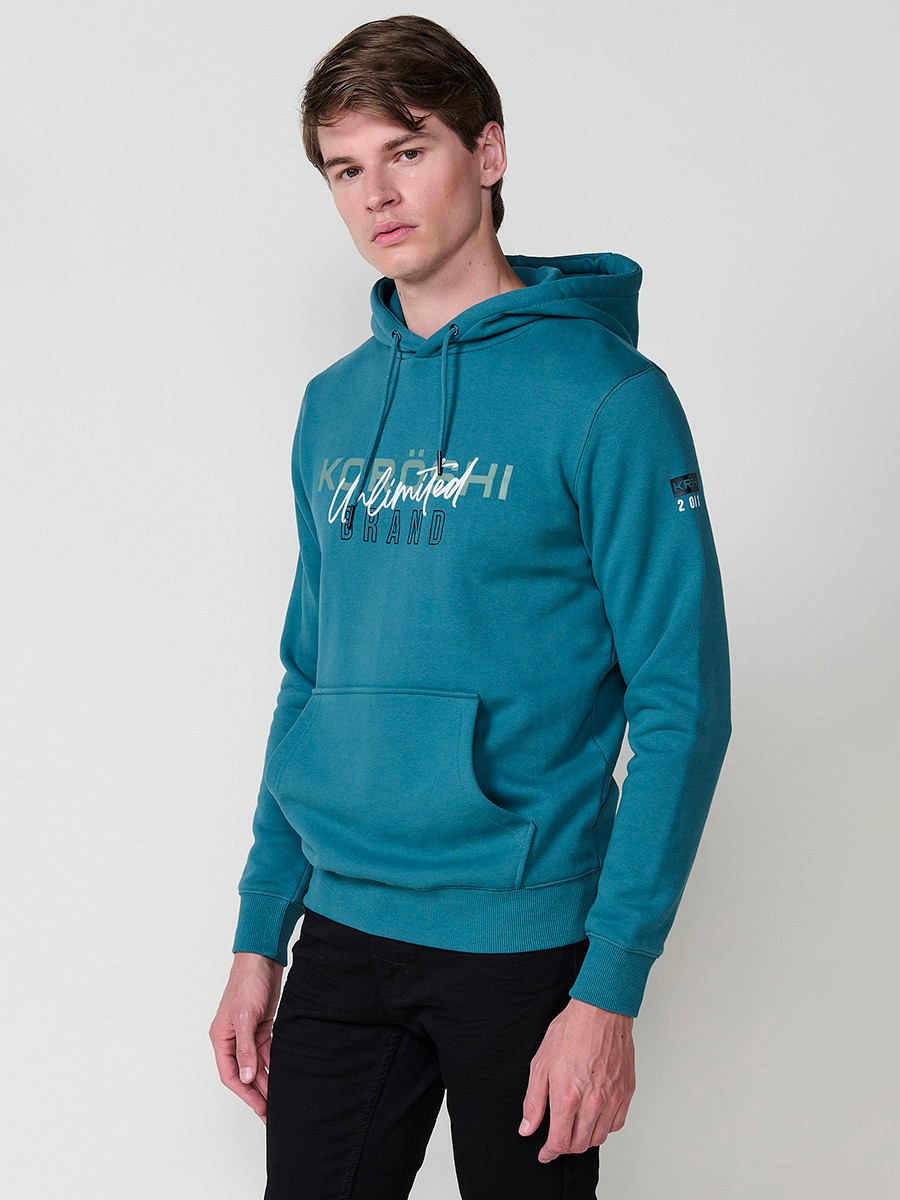 Sudadera de hombre en color menta con capucha. Tejido mezcla de algodón y poliéster que aporta comodidad, resistencia y un estilo urbano moderno.