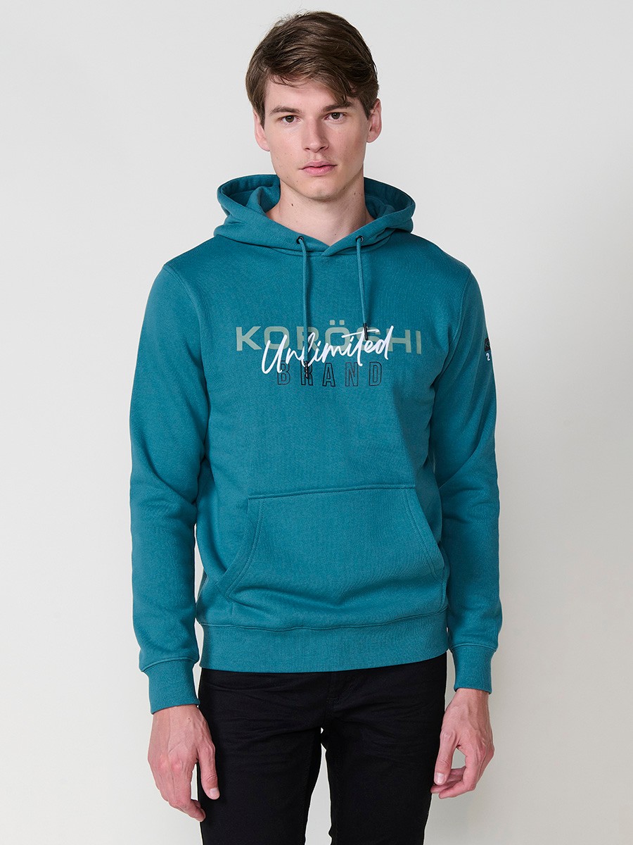 Sudadera de hombre en color menta con capucha. Tejido mezcla de algodón y poliéster que aporta comodidad, resistencia y un estilo urbano moderno.