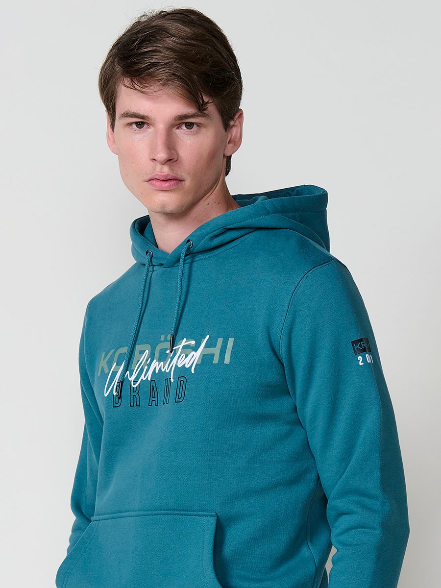 Sudadera de hombre en color menta con capucha. Tejido mezcla de algodón y poliéster que aporta comodidad, resistencia y un estilo urbano moderno.