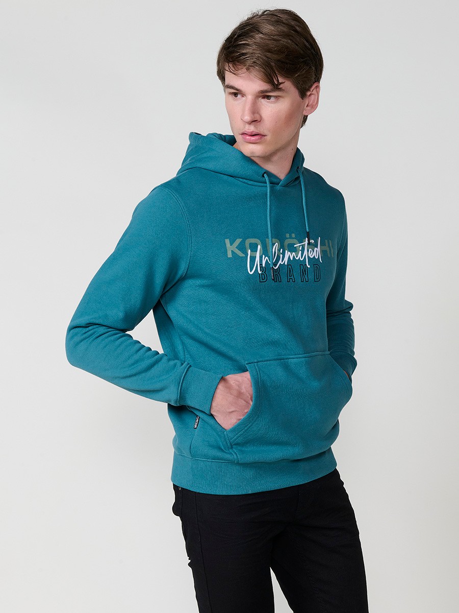 Sudadera de hombre en color menta con capucha. Tejido mezcla de algodón y poliéster que aporta comodidad, resistencia y un estilo urbano moderno.