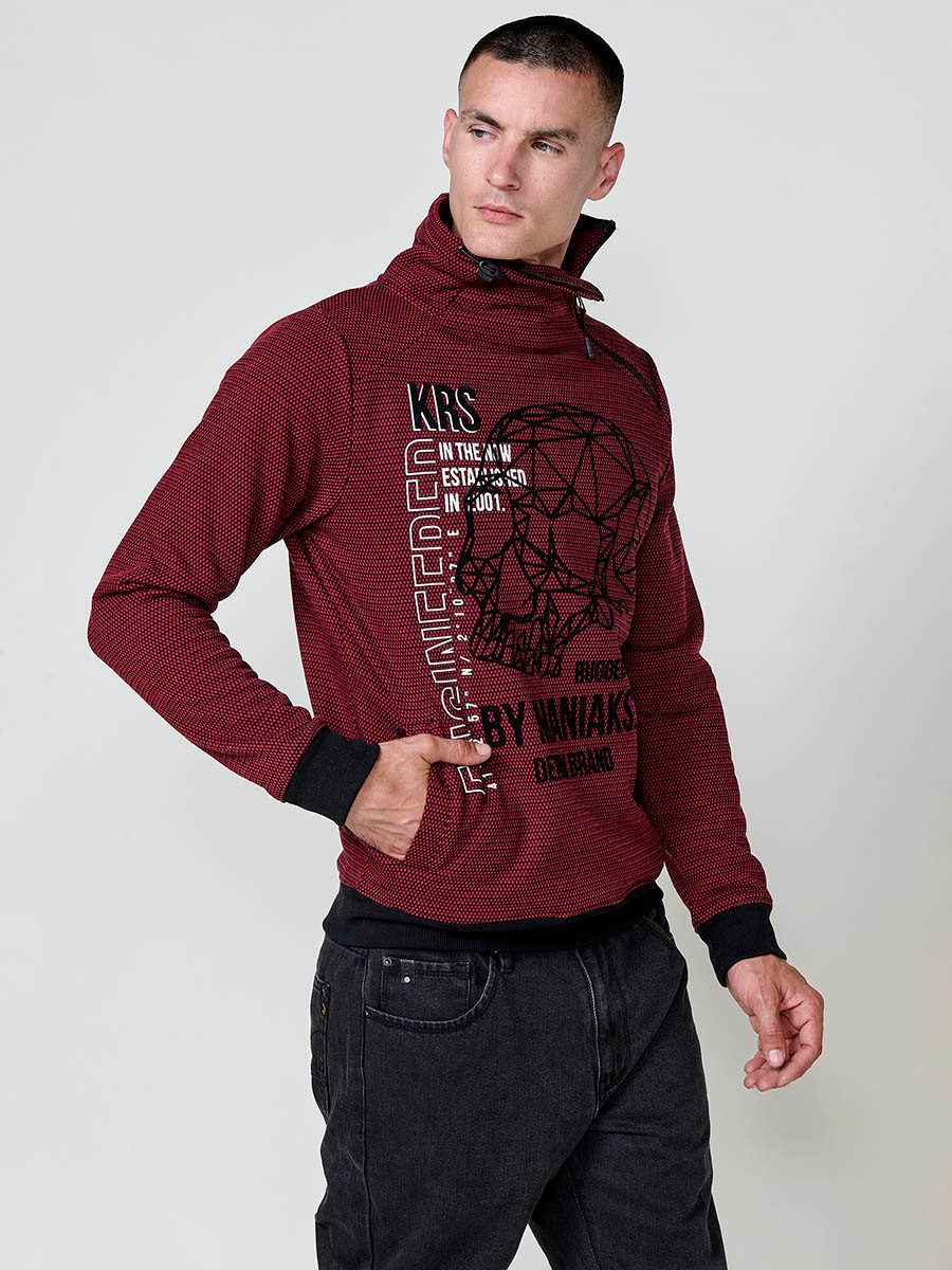 Sudadera de hombre en color rojo con cuello alto y cremallera. Confeccionada en poliéster 100%, con estampado delantero para un estilo moderno y urbano.