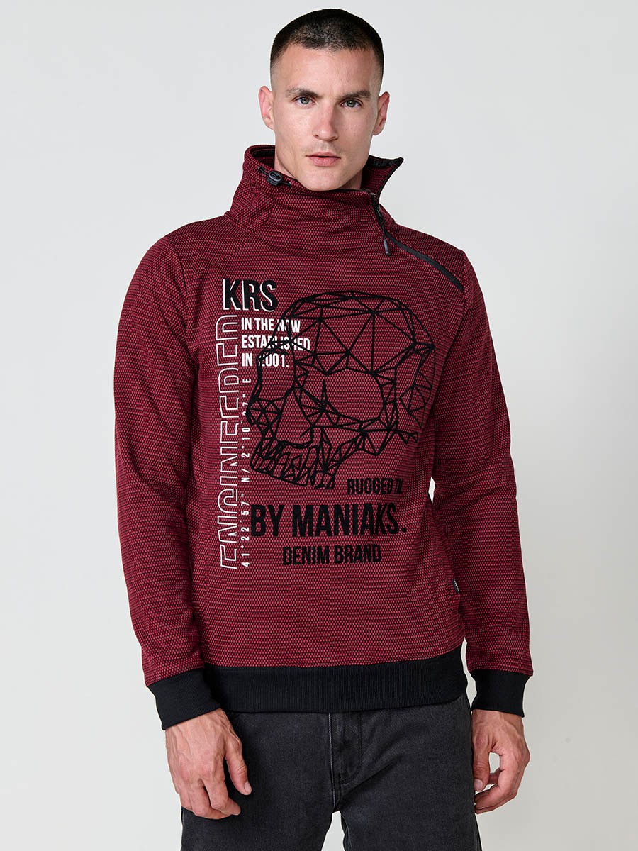 Sudadera de hombre en color rojo con cuello alto y cremallera. Confeccionada en poliéster 100%, con estampado delantero para un estilo moderno y urbano. 1