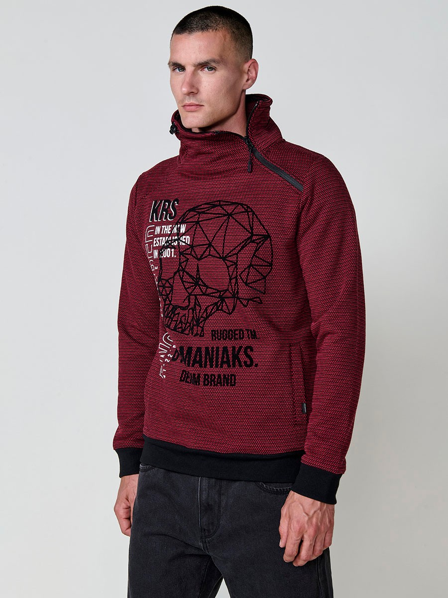Sudadera de hombre en color rojo con cuello alto y cremallera. Confeccionada en poliéster 100%, con estampado delantero para un estilo moderno y urbano. 5