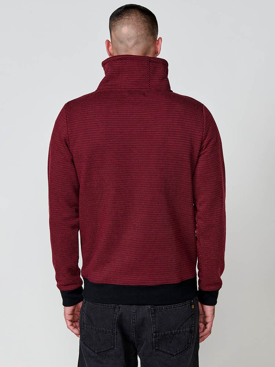 Sudadera de hombre en color rojo con cuello alto y cremallera. Confeccionada en poliéster 100%, con estampado delantero para un estilo moderno y urbano. 6