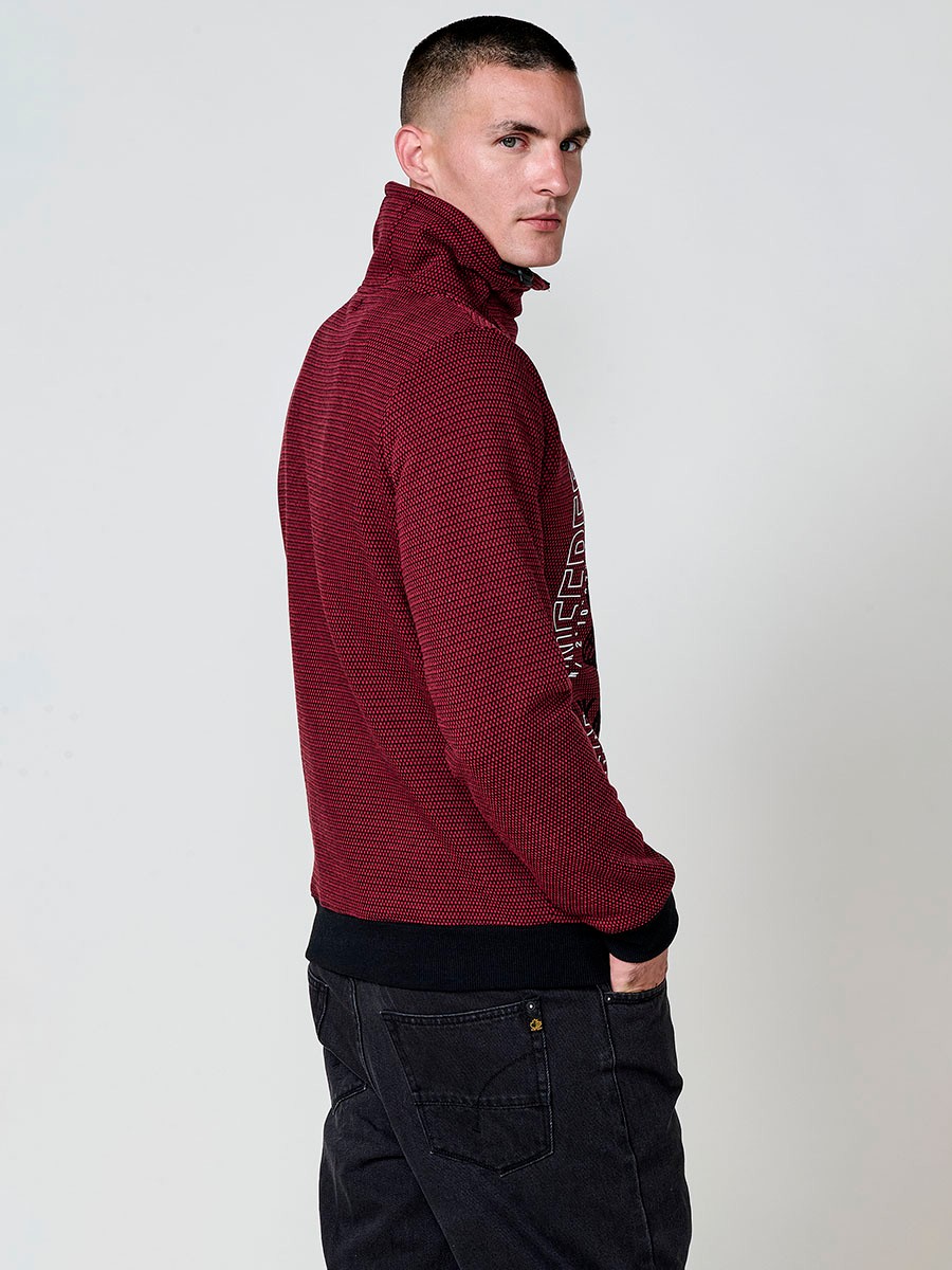 Sudadera de hombre en color rojo con cuello alto y cremallera. Confeccionada en poliéster 100%, con estampado delantero para un estilo moderno y urbano. 4