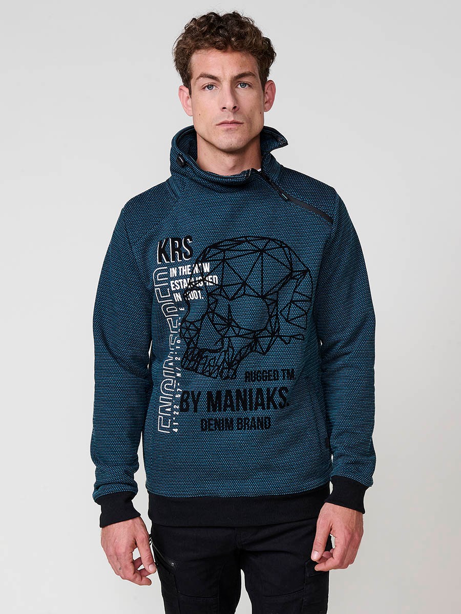 Sudadera de hombre en color petróleo con cuello alto y cremallera. Confeccionada en poliéster 100%, con estampado delantero para un estilo urbano y moderno.