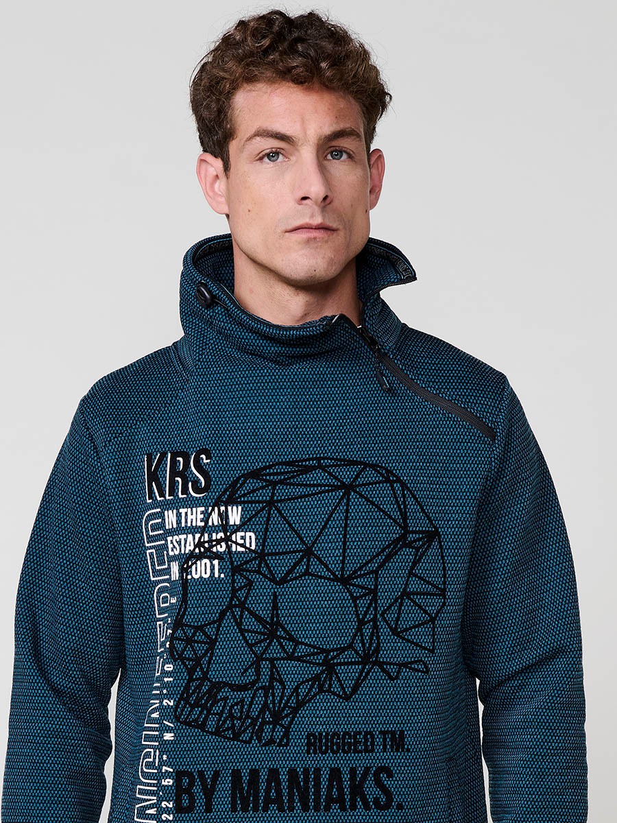 Sudadera de hombre en color petróleo con cuello alto y cremallera. Confeccionada en poliéster 100%, con estampado delantero para un estilo urbano y moderno.