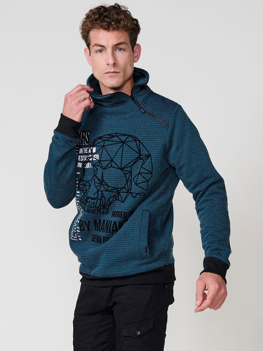 Sudadera de hombre en color petróleo con cuello alto y cremallera. Confeccionada en poliéster 100%, con estampado delantero para un estilo urbano y moderno.