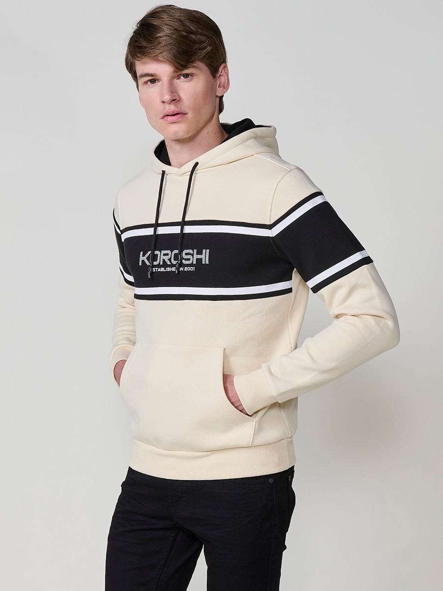 Sudadera de hombre en color crudo con capucha. Tejido mezcla de algodón y poliéster que ofrece comodidad, resistencia y un estilo urbano atemporal.