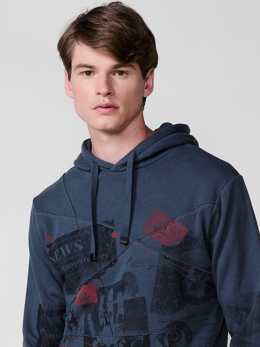 Sudadera de hombre en color gris con capucha. Tejido mezcla de algodón y poliéster que ofrece comodidad, resistencia y estilo urbano atemporal.