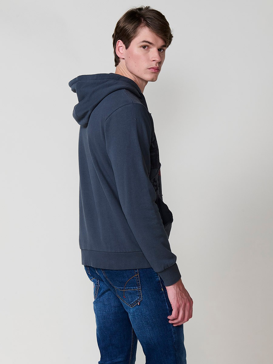Sudadera de hombre en color gris con capucha. Tejido mezcla de algodón y poliéster que ofrece comodidad, resistencia y estilo urbano atemporal.