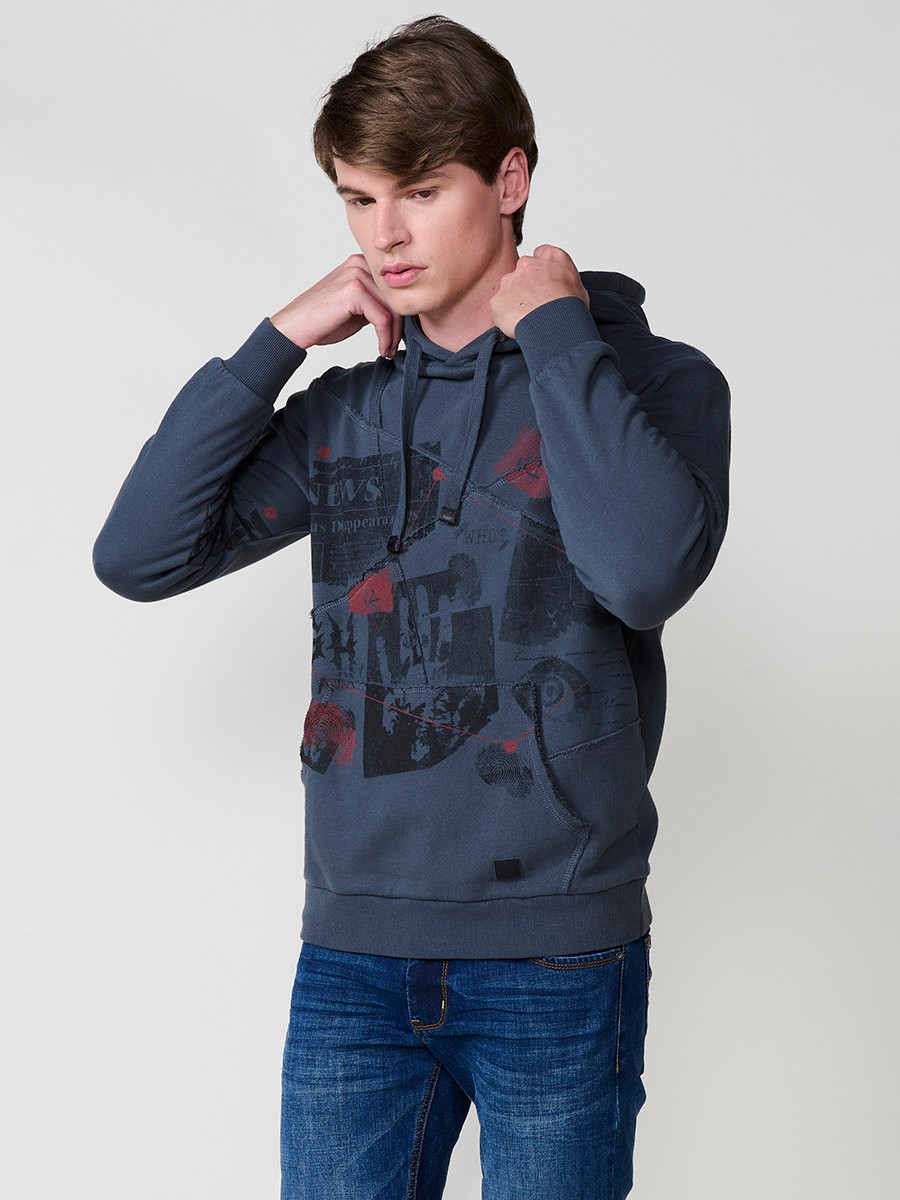 Sudadera de hombre en color gris con capucha. Tejido mezcla de algodón y poliéster que ofrece comodidad, resistencia y estilo urbano atemporal.
