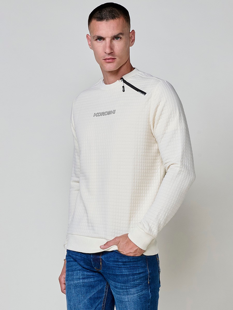 Sudadera de hombre en color crudo, con cremallera lateral en el cuello. Diseño cómodo y versátil, ideal para un estilo casual y urbano.