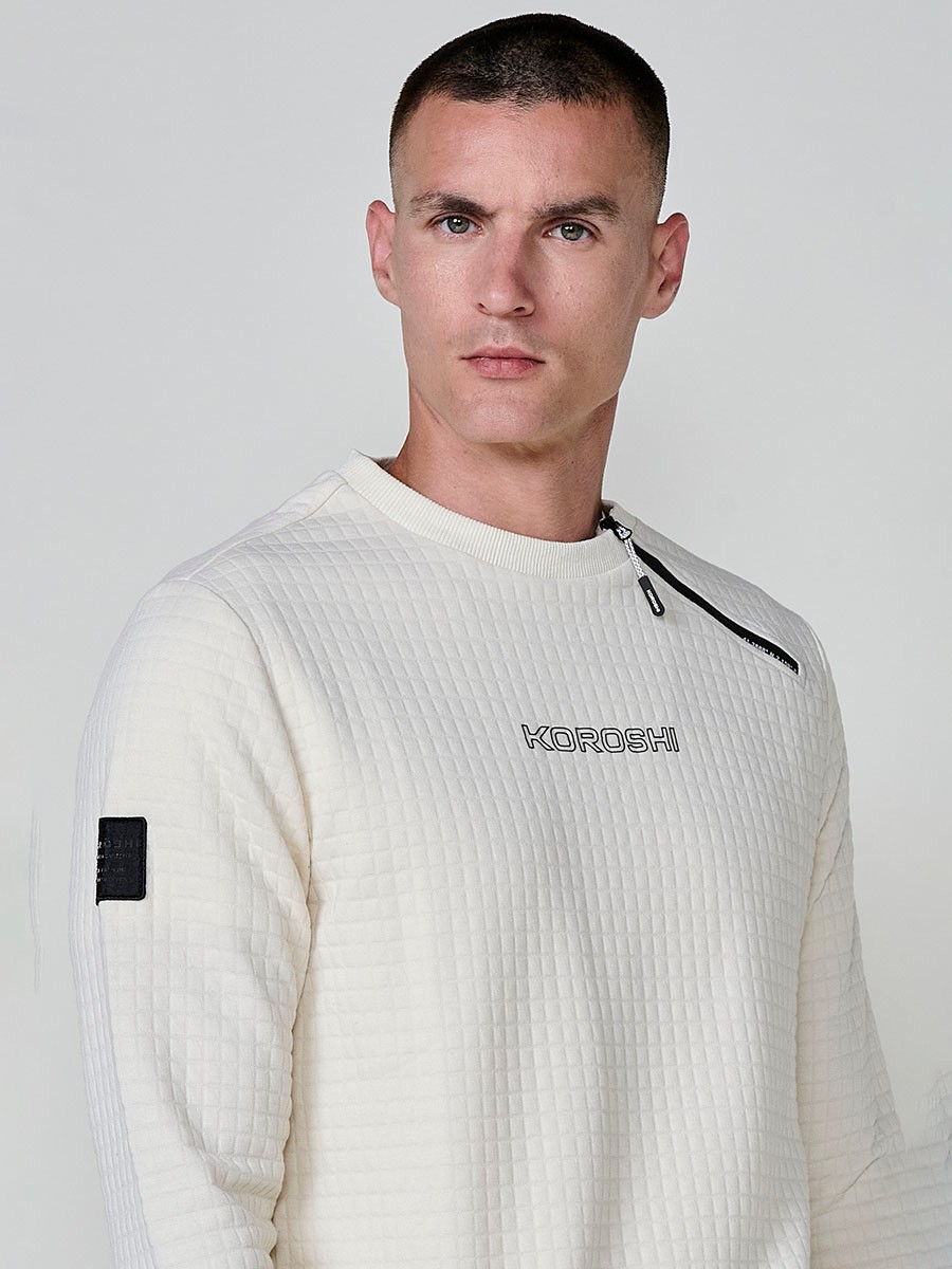 Sudadera de hombre en color crudo, con cremallera lateral en el cuello. Diseño cómodo y versátil, ideal para un estilo casual y urbano.