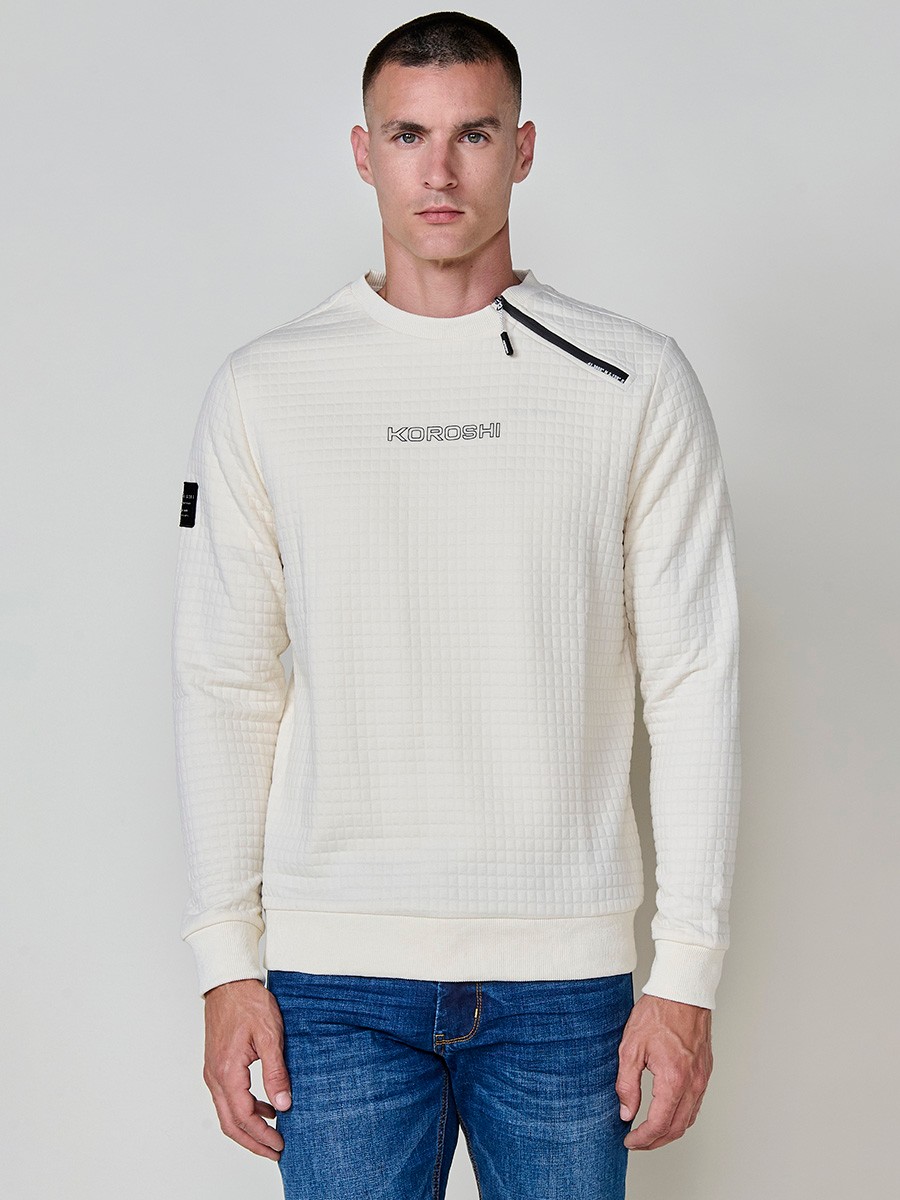 Sudadera de hombre en color crudo, con cremallera lateral en el cuello. Diseño cómodo y versátil, ideal para un estilo casual y urbano.