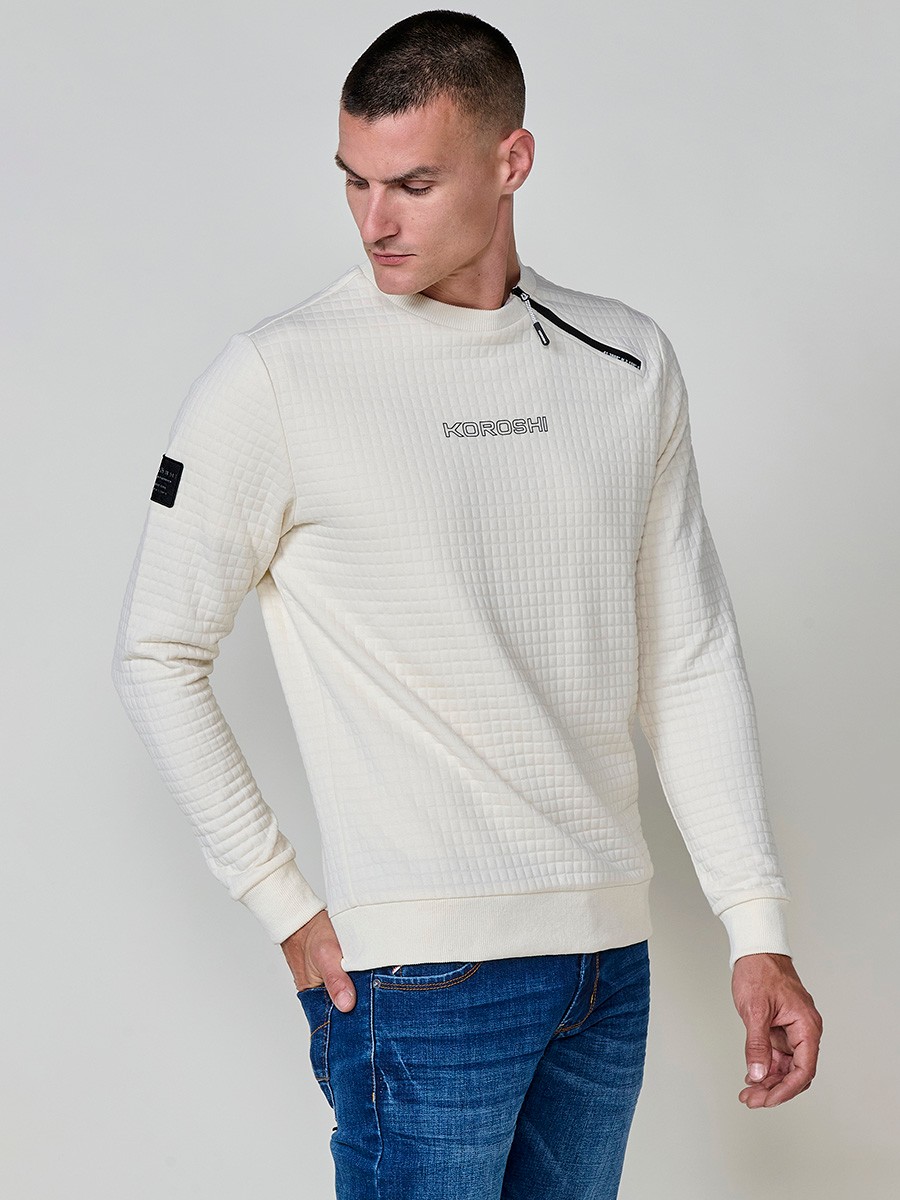 Sudadera de hombre en color crudo, con cremallera lateral en el cuello. Diseño cómodo y versátil, ideal para un estilo casual y urbano.