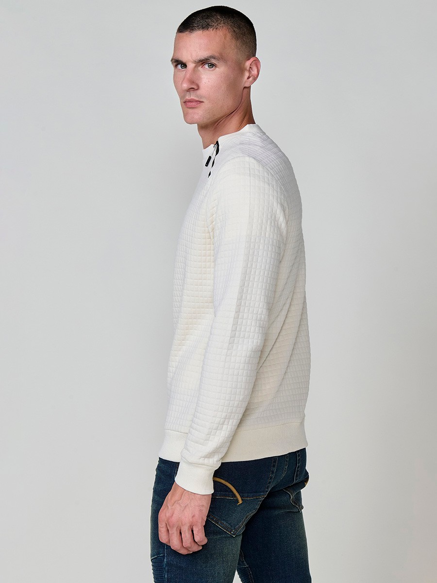 Sudadera de hombre en color crudo, con cremallera lateral en el cuello. Diseño cómodo y versátil, ideal para un estilo casual y urbano.