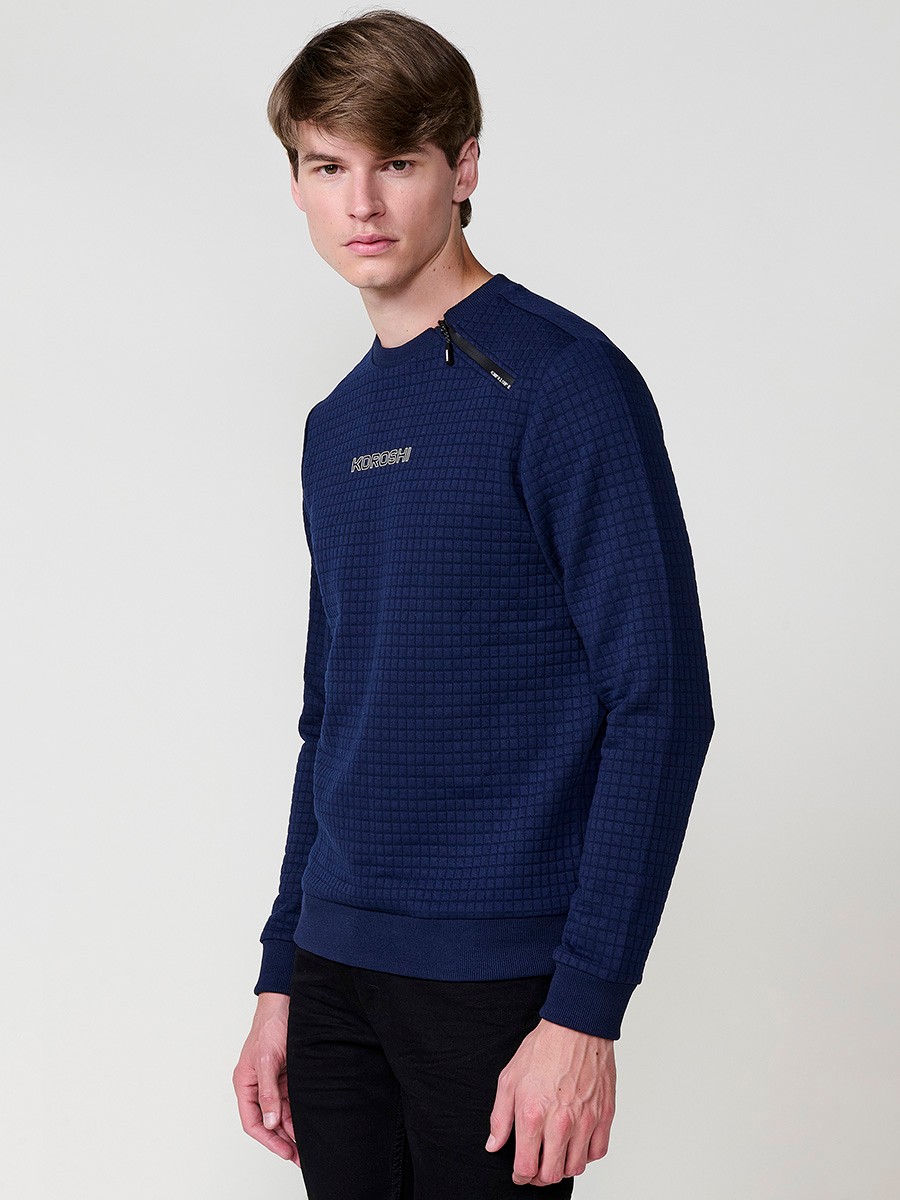 Sudadera de hombre en color navy, con cremallera lateral en el cuello. Diseño cómodo y versátil, ideal para un estilo casual y urbano.