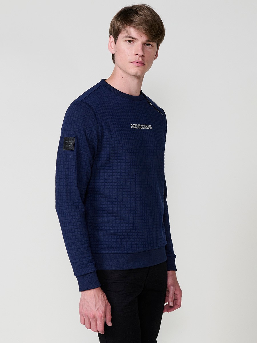 Sudadera de hombre en color navy, con cremallera lateral en el cuello. Diseño cómodo y versátil, ideal para un estilo casual y urbano.