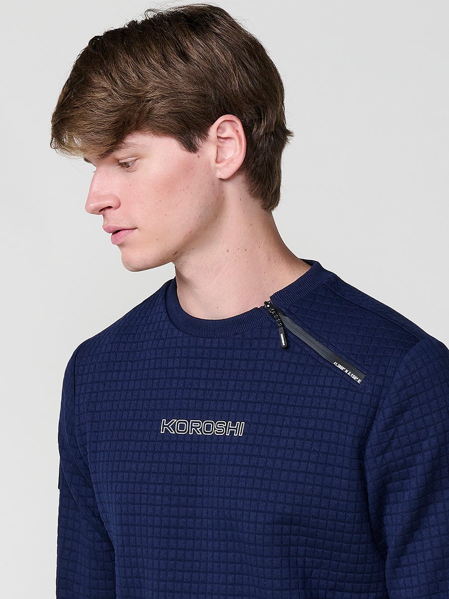Sudadera de hombre en color navy, con cremallera lateral en el cuello. Diseño cómodo y versátil, ideal para un estilo casual y urbano.