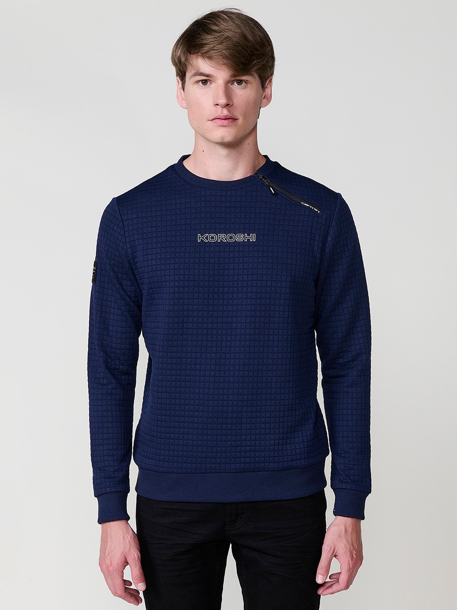Sudadera de hombre en color navy, con cremallera lateral en el cuello. Diseño cómodo y versátil, ideal para un estilo casual y urbano.