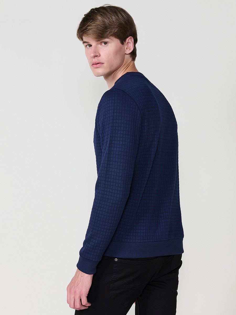 Sudadera de hombre en color navy, con cremallera lateral en el cuello. Diseño cómodo y versátil, ideal para un estilo casual y urbano.
