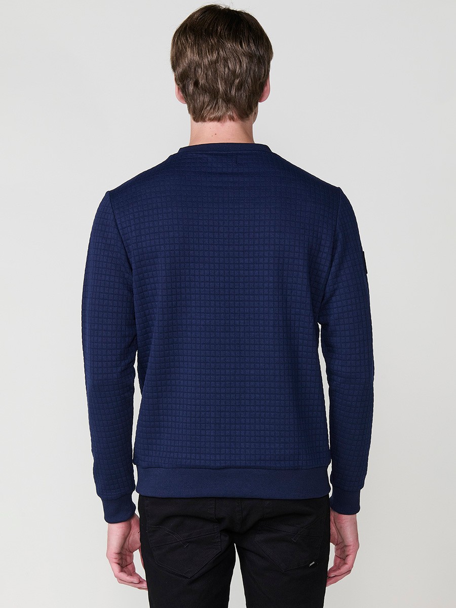 Sudadera de hombre en color navy, con cremallera lateral en el cuello. Diseño cómodo y versátil, ideal para un estilo casual y urbano.