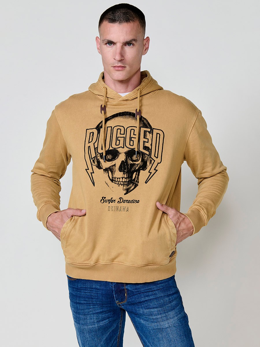 Sudadera de hombre en color ocre con capucha y manga larga. Tejido de algodón y poliéster, ideal para un look urbano y cómodo.