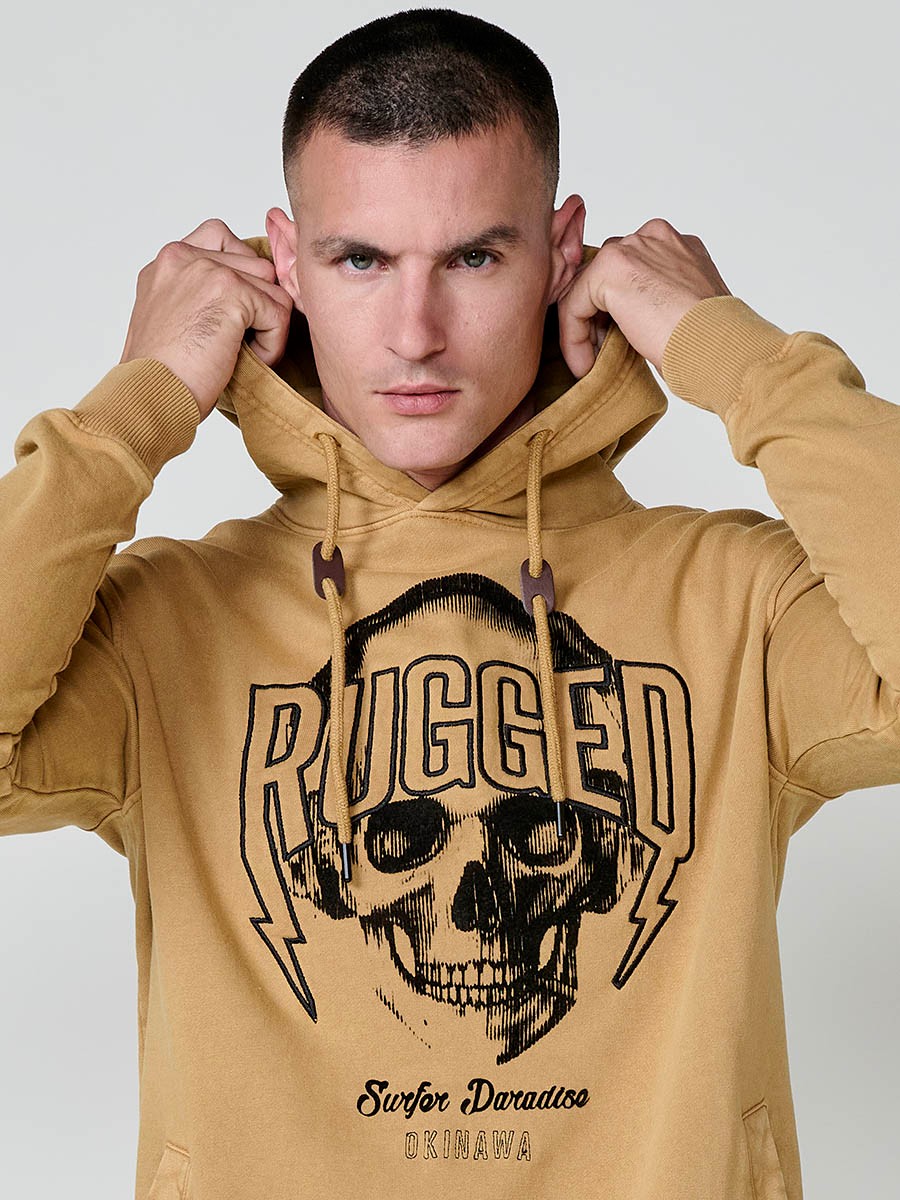 Sudadera de hombre en color ocre con capucha y manga larga. Tejido de algodón y poliéster, ideal para un look urbano y cómodo.