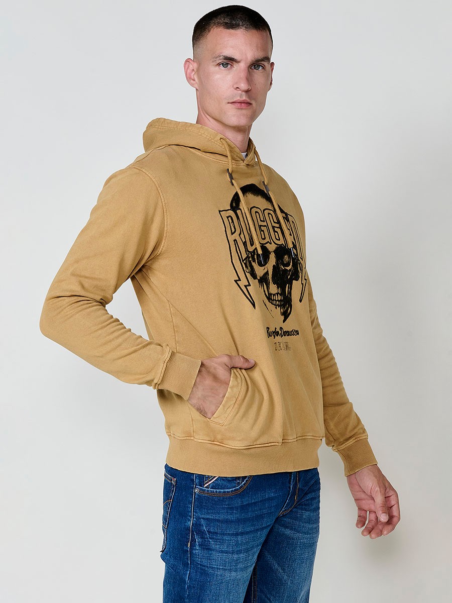 Sudadera de hombre en color ocre con capucha y manga larga. Tejido de algodón y poliéster, ideal para un look urbano y cómodo.