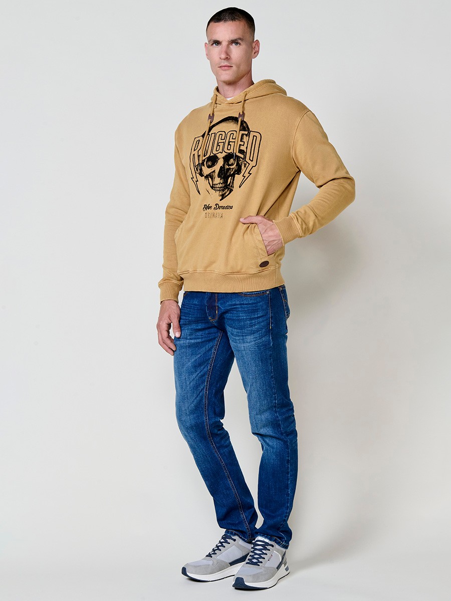 Sudadera de hombre en color ocre con capucha y manga larga. Tejido de algodón y poliéster, ideal para un look urbano y cómodo.