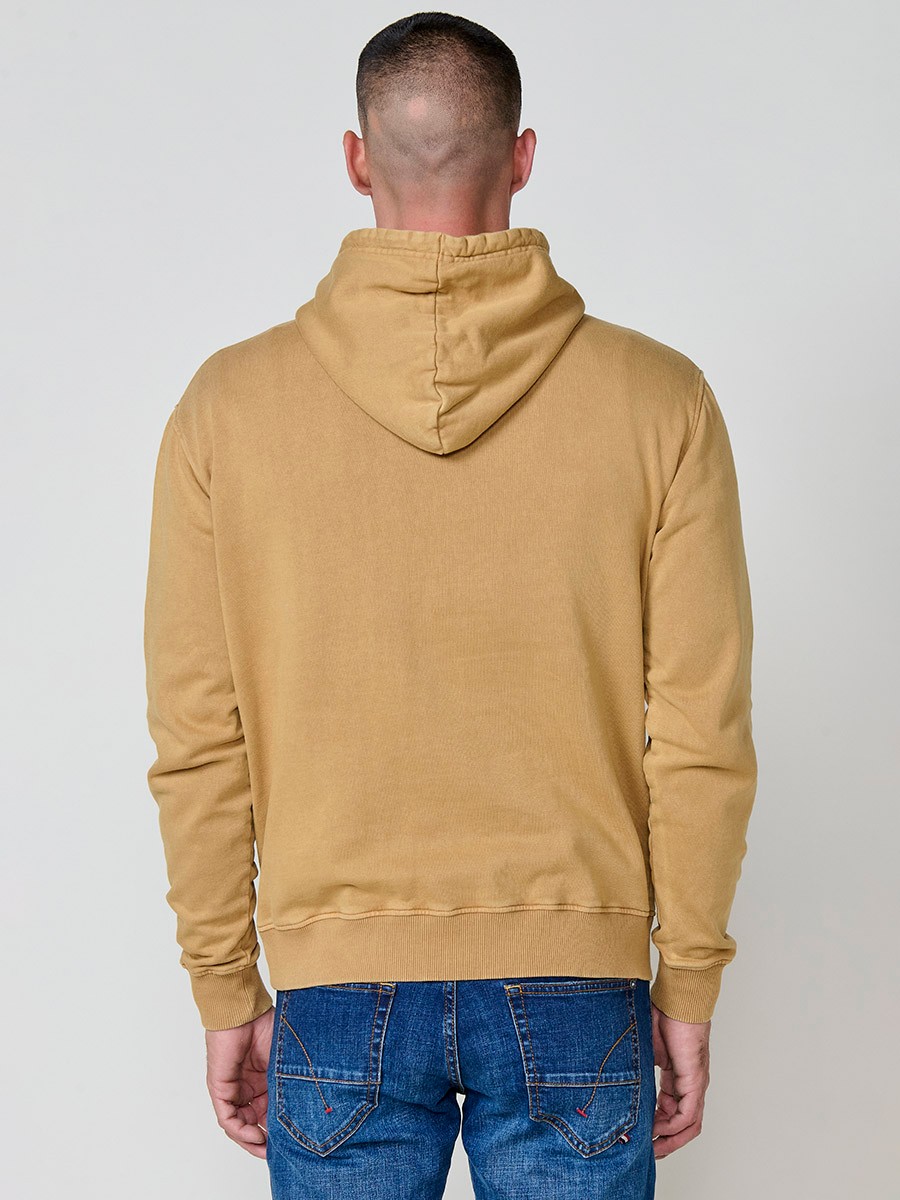 Sudadera de hombre en color ocre con capucha y manga larga. Tejido de algodón y poliéster, ideal para un look urbano y cómodo.