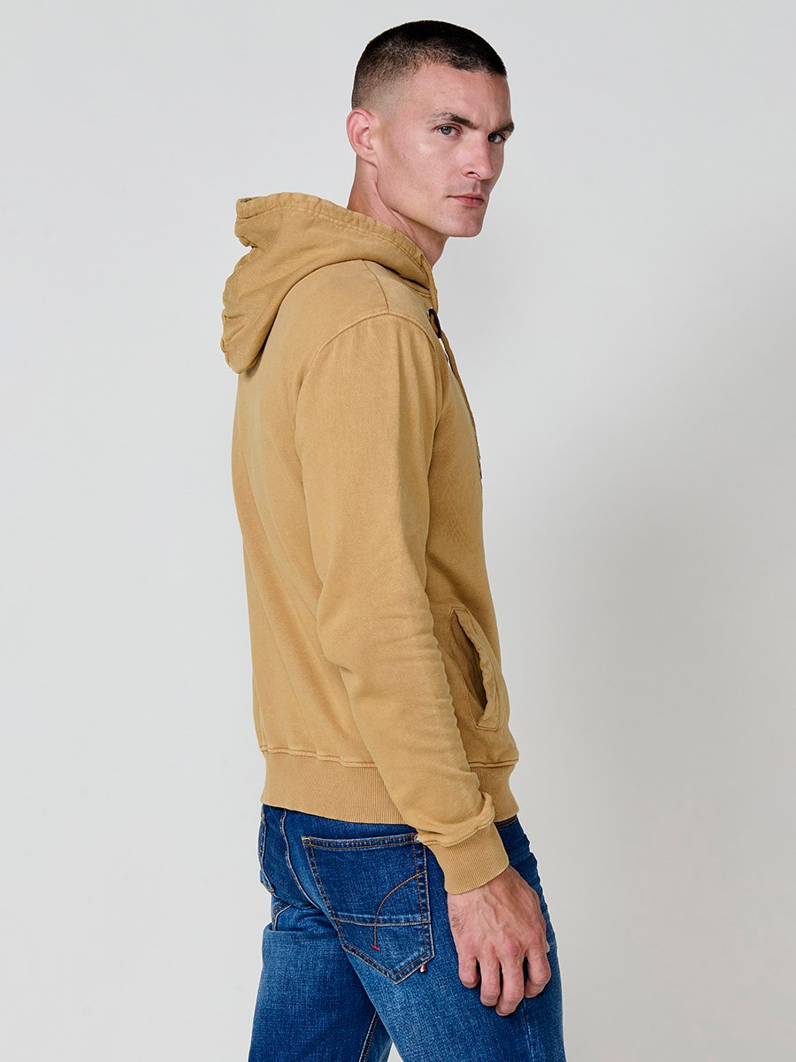 Sudadera de hombre en color ocre con capucha y manga larga. Tejido de algodón y poliéster, ideal para un look urbano y cómodo.