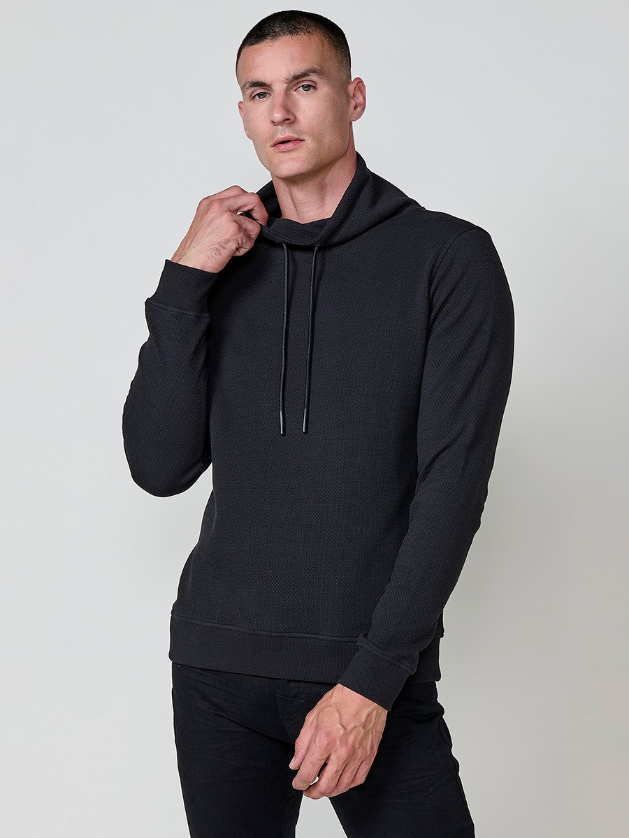 Sudadera negra de hombre con cuello alto y manga larga. Confección en algodón y poliéster para un estilo moderno y versátil.