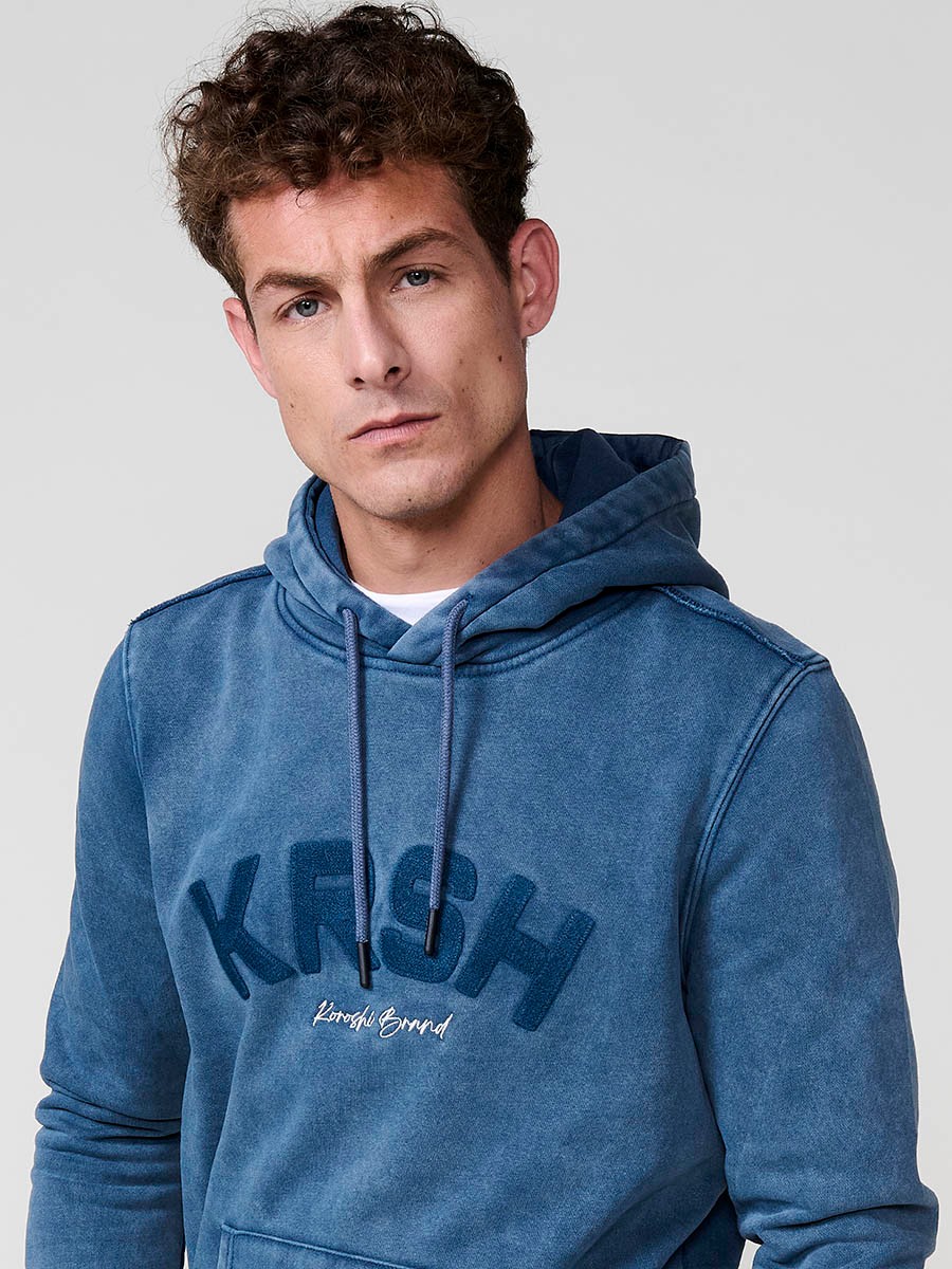 Sudadera azul de hombre con capucha y manga larga. Confección en algodón y poliéster para un estilo urbano y cómodo.
